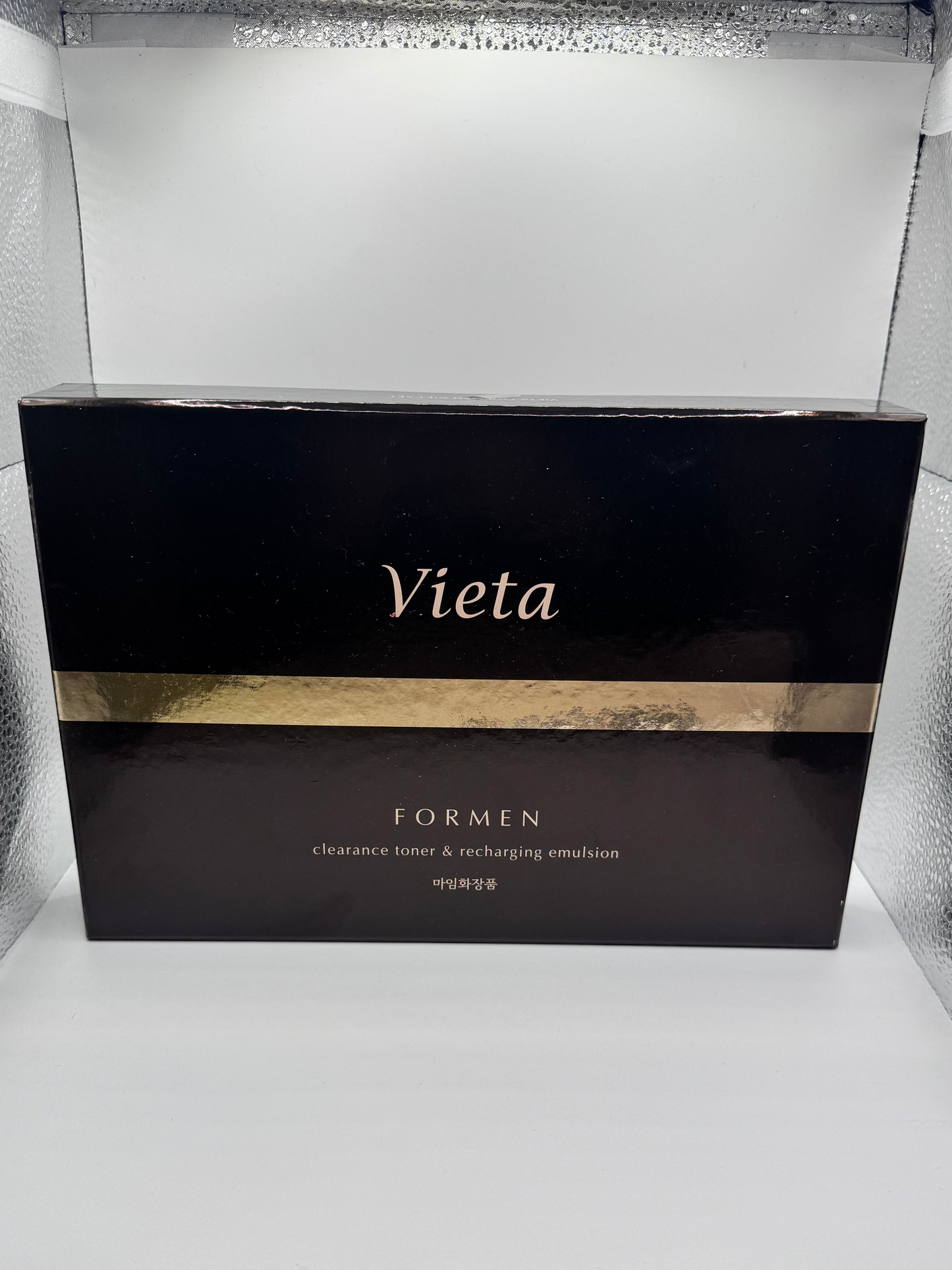 Black box with 'Vieta' branding on a reflective surface